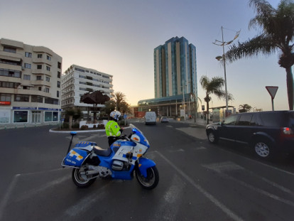 Un policía local controla el tráfico en la Avenida el primer día de apertura.