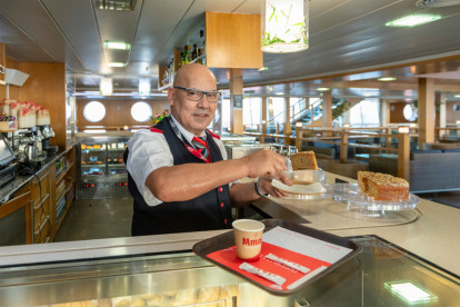 Román Quintana, en la cafetería Ciudade do Funchal del Volcán de Tinamar. Foto: Adriel Perdomo.